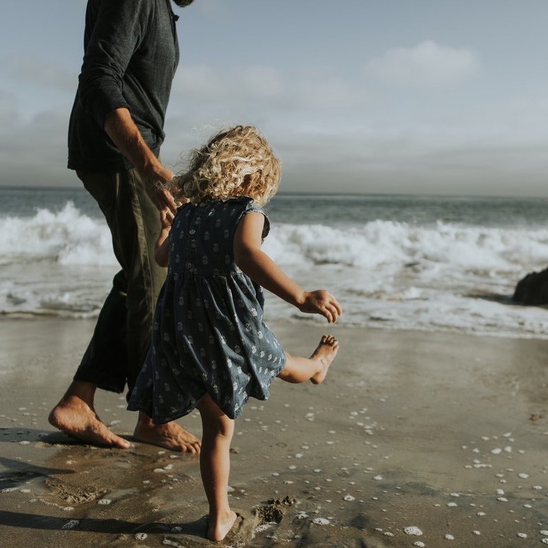 dad-daughter-playing-surf-min